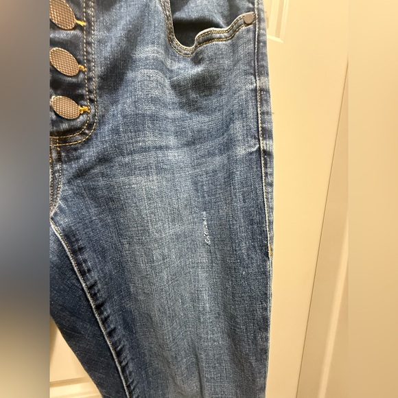 Cabi. Womens Medium Wash Mid Rise Button Fly
Skinny Jeans 6. Style 5694 - Picture 5 of 11